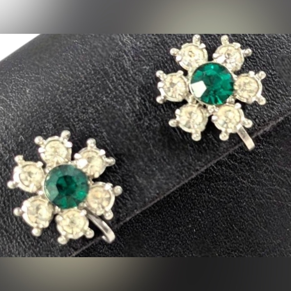 Vintage NEMO emerald green flower earrings.